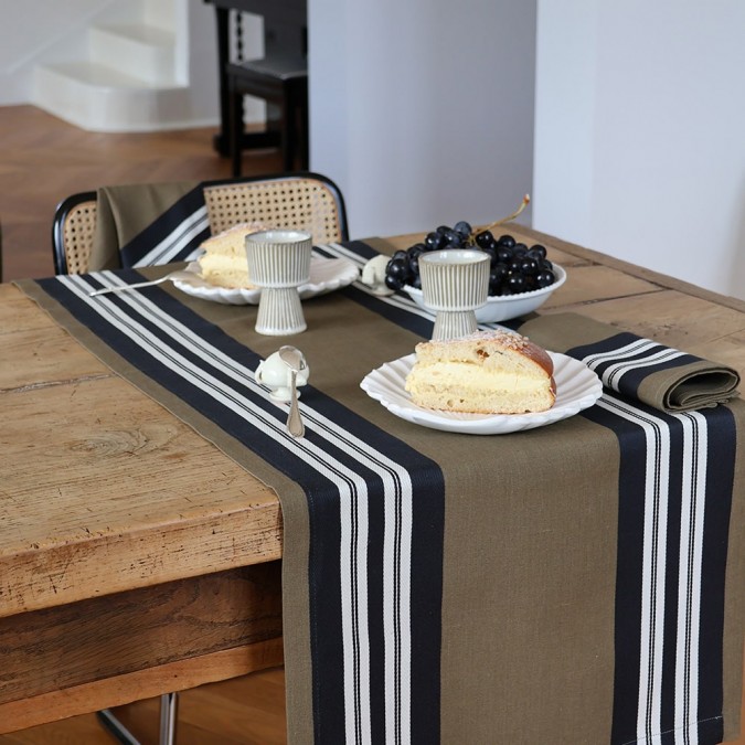 Top-of-the-range table runner in canvas and twill weave