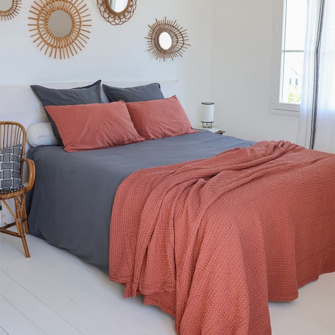 Cosy red throw to decorate an elegant bedroom