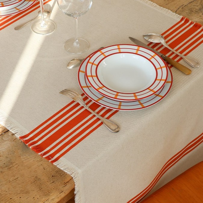 Elegant rust-coloured table runner with bohemian fringes